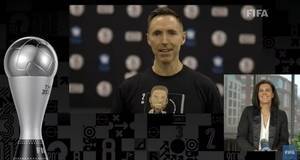 加拿大女足球员辛克莱尔获FIFA女足特别奖，纳什录视频祝贺