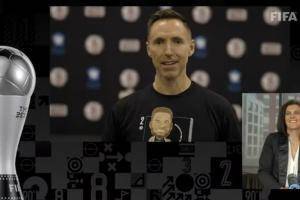 加拿大女足球员辛克莱尔获FIFA女足特别奖，纳什录视频祝贺
