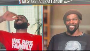 LBJ：他最近都没打 他健康吗？KD：谁？ 主持人：他现在又健康了