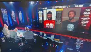 LBJ：他最近都没打 他健康吗？KD：谁？ 主持人：他现在又健康了