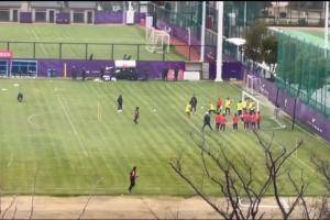 男足隔离期间也同样在训练，但即便拍了也没人会发出来说他们刻苦