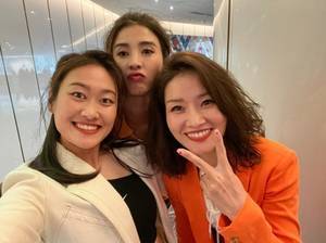 赵丽娜、吴海燕参加时尚活动，与李娜、刘湘、佟晨洁等合影