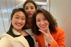 赵丽娜、吴海燕参加时尚活动，与李娜、刘湘、佟晨洁等合影
