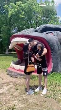 撒狗粮了！胡金秋携娇妻与双胞胎儿子出门踏青😘