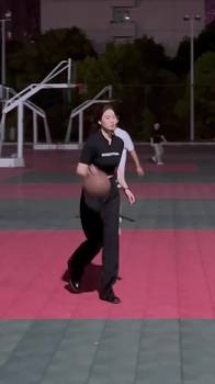 这样打篮球的女孩谁看了不爱