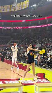 大长腿十分抢眼！广东美女啦啦队小六这角度看着和翟晓川一样高