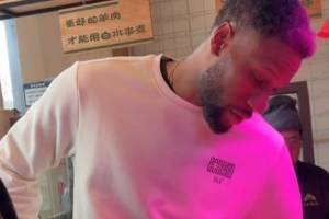 西热力江与威姆斯吃羊蛋：相信我 这不是&ldquo;美食&rdquo;挑战的终点